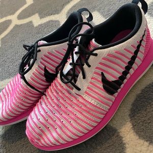 Nike womens/youth hot pink tennis shoes